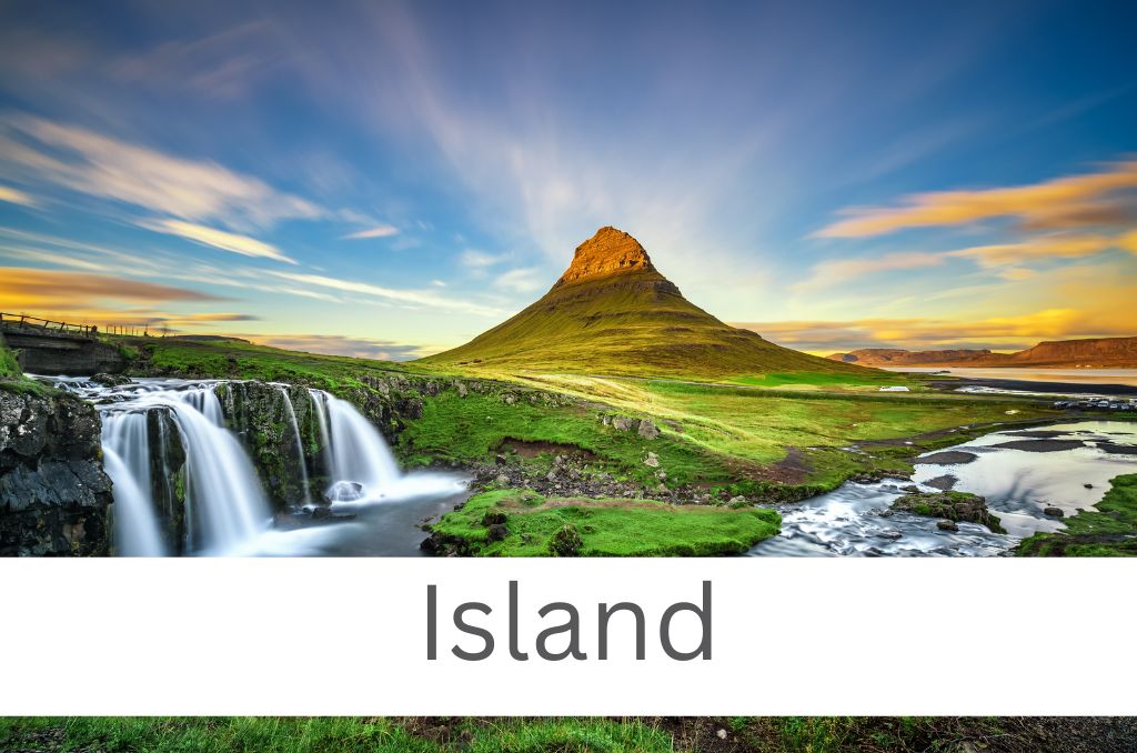 Der Kirkjufell-Berg in Island im Abendlicht, links ein kleiner Wasserfall (Kirkjufellsfoss). Unten steht auf weißem Grund der Text Der Kirkjufell-Berg in Island im Abendlicht, links ein kleiner Wasserfall (Kirkjufellsfoss). Unten steht auf weißem Grund der Text
